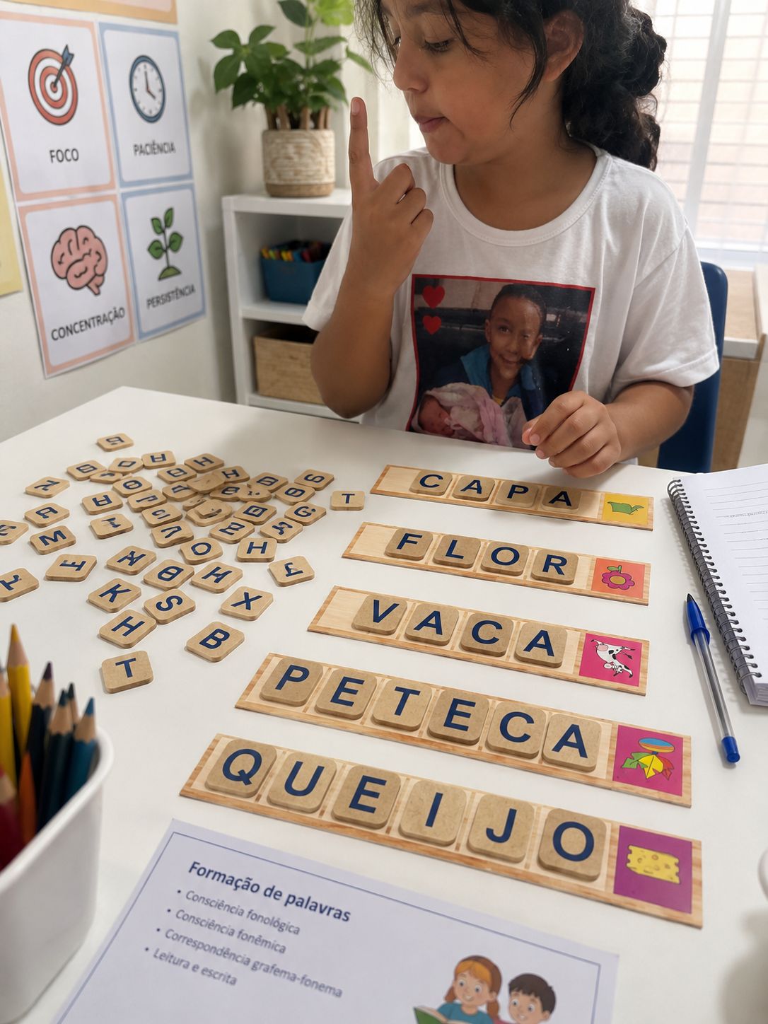 Atividade de alfabetização e formação de palavras com letras de madeira